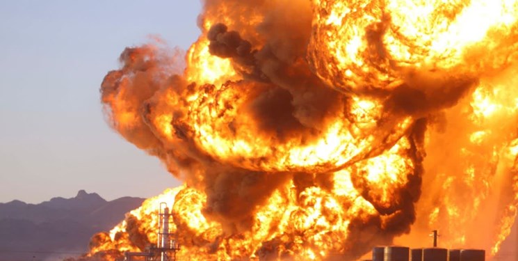 آتش سوزی در مخازن پالایشگاهی منطقه ویژه اقتصادی بیرجند در شرق ایران
